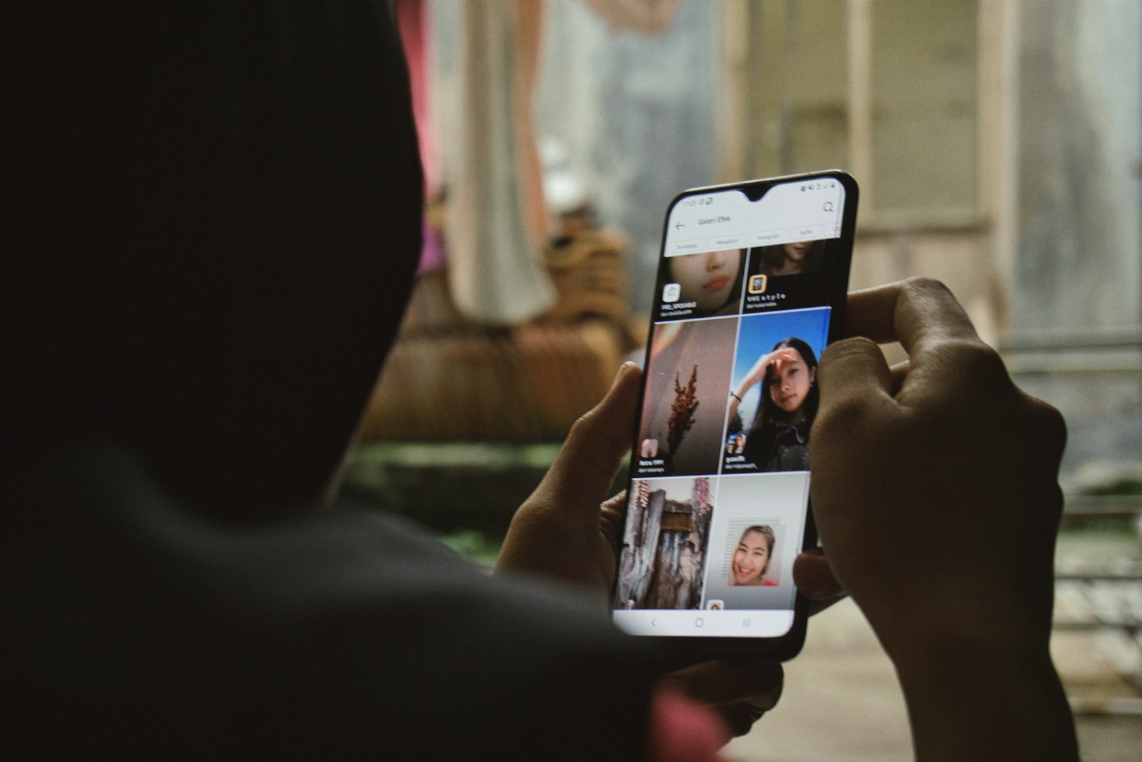 person holding white iphone 5 c